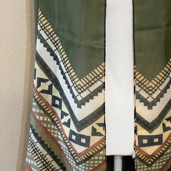 Green Geo Print Scarf Shoulder Wrap 68" x 36" - Picture 5 of 9